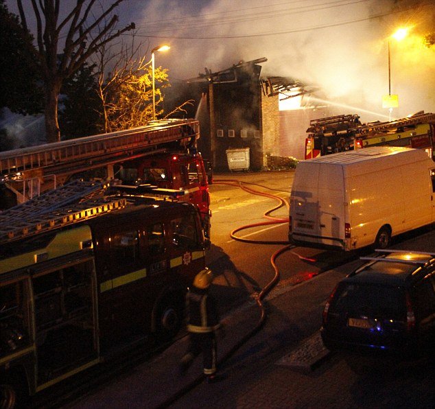 Εκδίκηση για το θάνατο του 25χρονου στρατιώτη ο εμπρησμός σε ισλαμική κοινότητα του Λονδίνου; [εικόνες] | iefimerida.gr 0