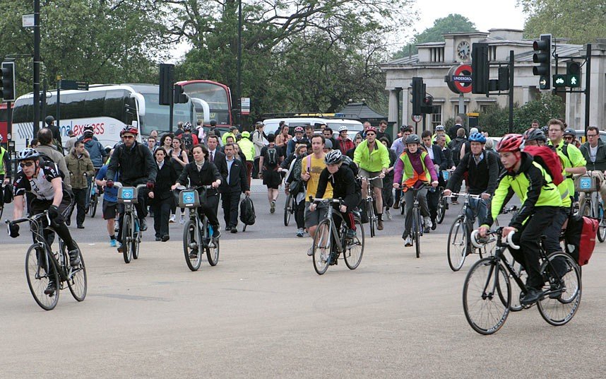 Xάος και ταλαιπωρία για εκατομμύρια Λονδρέζους από την απεργία του Μετρό -Με πατίνια και ποδήλατα η μετακίνηση [εικόνες] | iefimerida.gr 1
