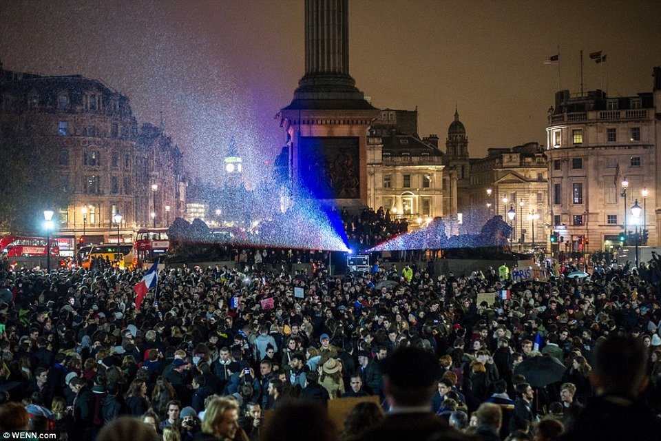 Το Λονδίνο γέμισε γαλλικές σημαίες - Χιλιάδες Άγγλοι στους δρόμους [εικόνες] | iefimerida.gr 1