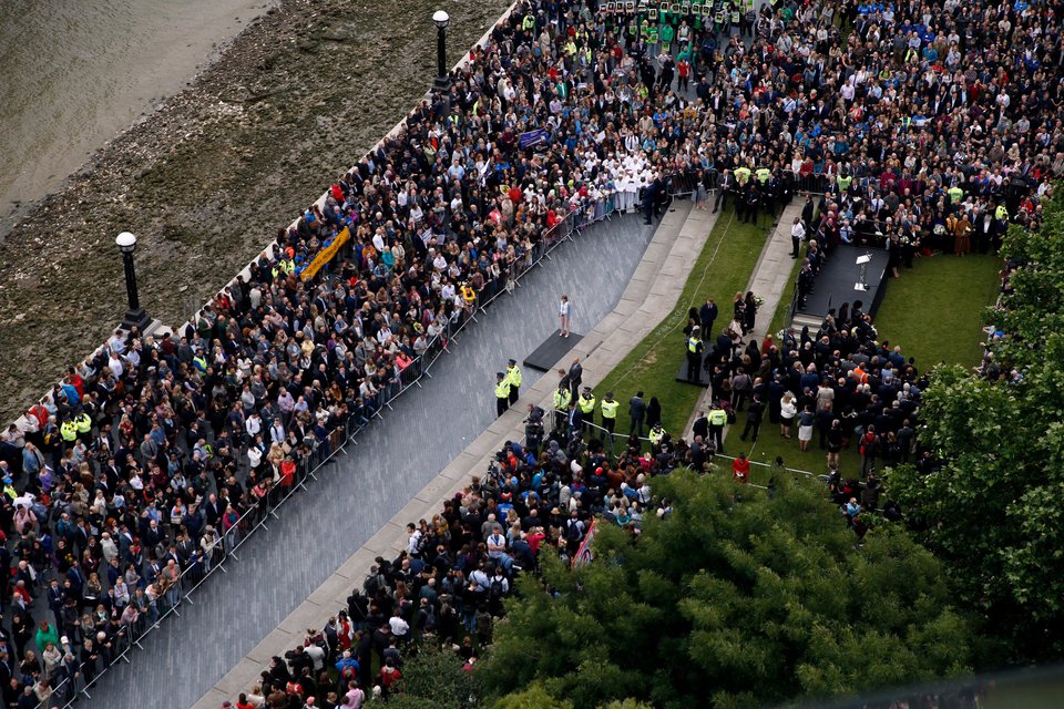Αγρυπνία στο Λονδίνο με μήνυμα κατά της τρομοκρατίας: Θα σας νικήσουμε [εικόνες & βίντεο] | iefimerida.gr 4