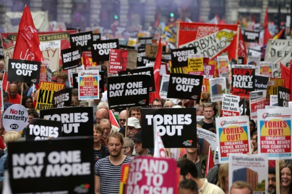 Λονδίνο: Χιλιάδες άνθρωποι διαδήλωσαν εναντίον της Τερέζα Μέι [εικόνες] | iefimerida.gr 0