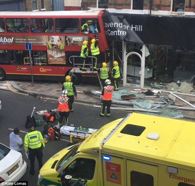 Λεωφορείο έπεσε πάνω σε κατάστημα στο Λονδίνο -Παγιδεύτηκαν δύο επιβάτες [εικόνες] | iefimerida.gr 1