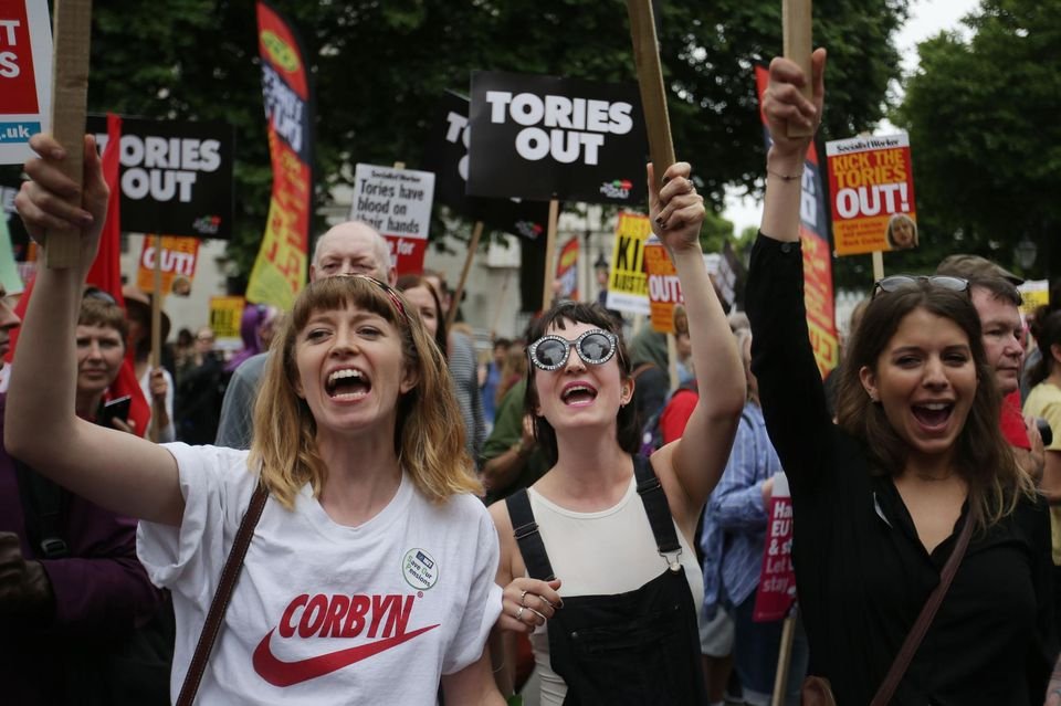 Λονδίνο: Χιλιάδες άνθρωποι διαδήλωσαν εναντίον της Τερέζα Μέι [εικόνες] | iefimerida.gr 1