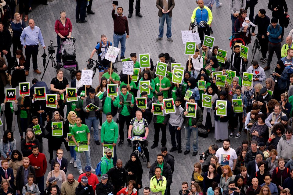 Αγρυπνία στο Λονδίνο με μήνυμα κατά της τρομοκρατίας: Θα σας νικήσουμε [εικόνες & βίντεο] | iefimerida.gr 1
