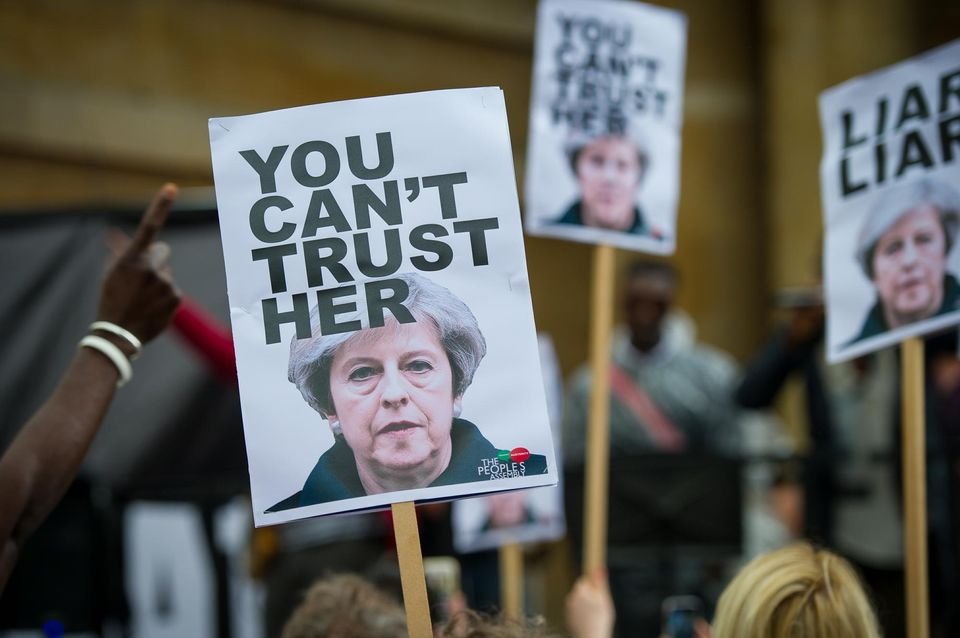 Λονδίνο: Χιλιάδες άνθρωποι διαδήλωσαν εναντίον της Τερέζα Μέι [εικόνες] | iefimerida.gr 2