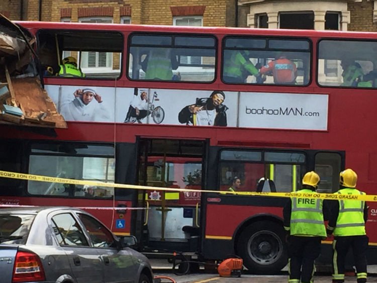 Λεωφορείο έπεσε πάνω σε κατάστημα στο Λονδίνο -Παγιδεύτηκαν δύο επιβάτες [εικόνες] | iefimerida.gr 3