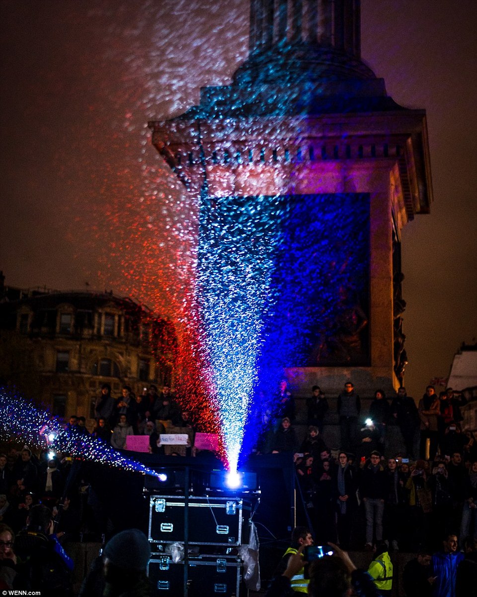 Το Λονδίνο γέμισε γαλλικές σημαίες - Χιλιάδες Άγγλοι στους δρόμους [εικόνες] | iefimerida.gr 3