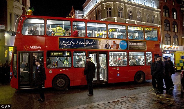 Στους 88 οι τραυματίες από την κατάρρευση οροφής σε θεάτρου στο Λονδίνο την ώρα της παράστασης [εικόνες + βίντεο] | iefimerida.gr 4