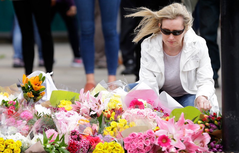 Αγρυπνία στο Λονδίνο με μήνυμα κατά της τρομοκρατίας: Θα σας νικήσουμε [εικόνες & βίντεο] | iefimerida.gr 5