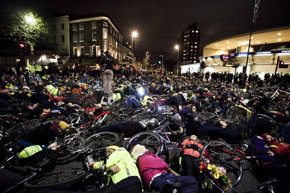 Χίλιοι Λονδρέζοι νεκροί για 15 λεπτά-Μια εκκεντρική διαδήλωση για την οδική ασφάλεια [εικόνες] | iefimerida.gr 5