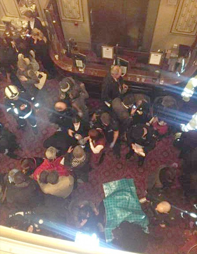 Στους 88 οι τραυματίες από την κατάρρευση οροφής σε θεάτρου στο Λονδίνο την ώρα της παράστασης [εικόνες + βίντεο] | iefimerida.gr 6