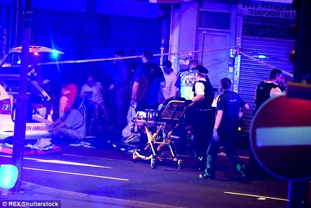 Τρόμος στο Λονδίνο: Βαν έπεσε πάνω σε πιστούς έξω από τζαμί -Ενας νεκρός, 10 τραυματίες [εικόνες] | iefimerida.gr 6