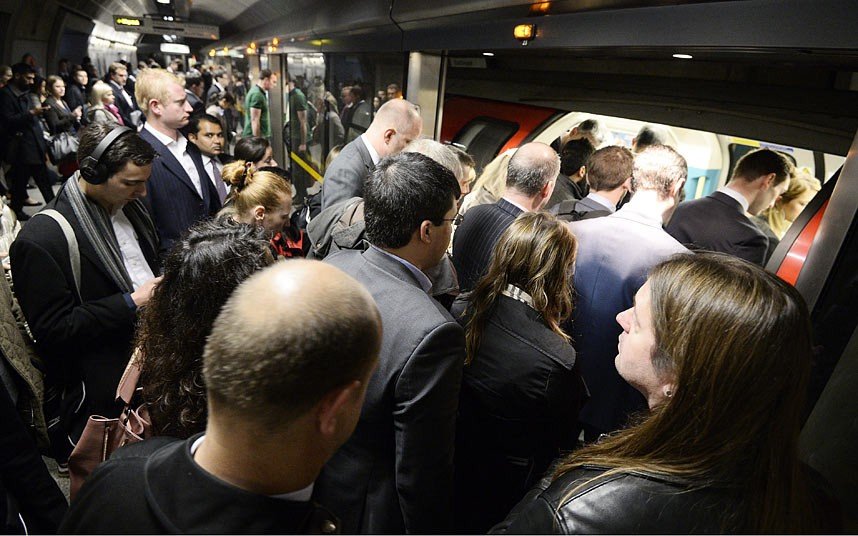 Xάος και ταλαιπωρία για εκατομμύρια Λονδρέζους από την απεργία του Μετρό -Με πατίνια και ποδήλατα η μετακίνηση [εικόνες] | iefimerida.gr 7