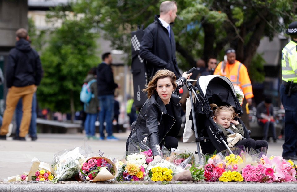 Αγρυπνία στο Λονδίνο με μήνυμα κατά της τρομοκρατίας: Θα σας νικήσουμε [εικόνες & βίντεο] | iefimerida.gr 6