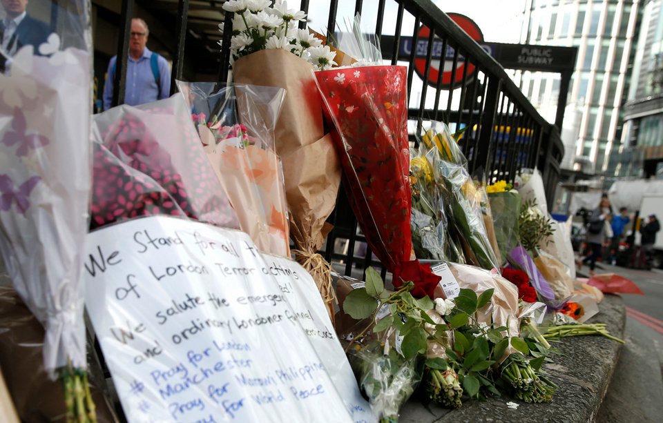 Αγρυπνία στο Λονδίνο με μήνυμα κατά της τρομοκρατίας: Θα σας νικήσουμε [εικόνες & βίντεο] | iefimerida.gr 7