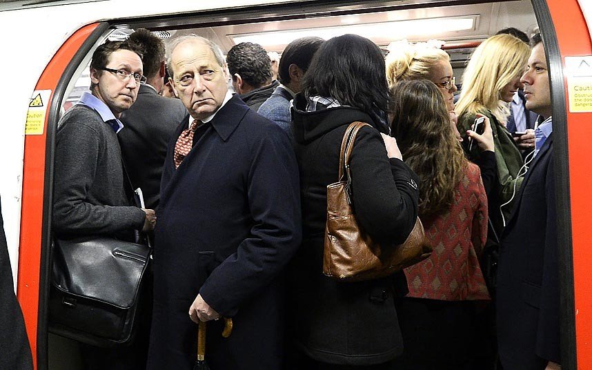 Xάος και ταλαιπωρία για εκατομμύρια Λονδρέζους από την απεργία του Μετρό -Με πατίνια και ποδήλατα η μετακίνηση [εικόνες] | iefimerida.gr 0