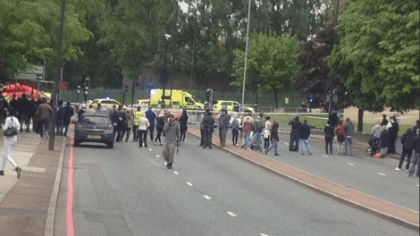 Σοκ στο Λονδίνο - Αποκεφάλισαν με μπαλτά στρατιώτη - Τι είπε ο δολοφόνος με ματωμένα χέρια στην κάμερα [βίντεο&εικόνες] | iefimerida.gr 0