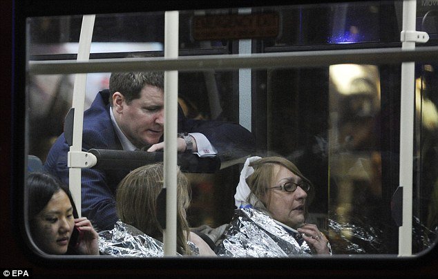 Στους 88 οι τραυματίες από την κατάρρευση οροφής σε θεάτρου στο Λονδίνο την ώρα της παράστασης [εικόνες + βίντεο] | iefimerida.gr 0