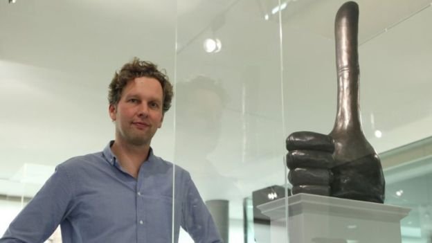 Eνα γλυπτό σε σχήμα φαλλού διχάζει το Λονδίνο -Τι απαντά ο δήμαρχος [εικόνες] | iefimerida.gr 1