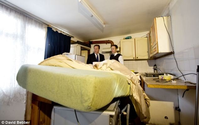 Όταν ο Κάμερον επισκέφτηκε τις κρυφές παράγκες των μεταναστών και έμεινε εμβρόντητος [εικόνες] | iefimerida.gr 1