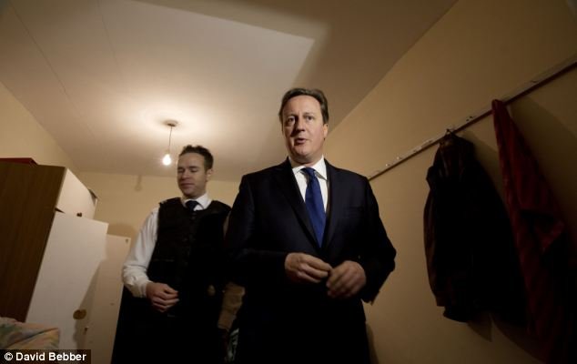 Όταν ο Κάμερον επισκέφτηκε τις κρυφές παράγκες των μεταναστών και έμεινε εμβρόντητος [εικόνες] | iefimerida.gr 2