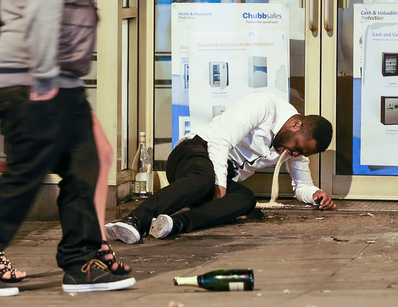 Σοκαριστικές εικόνες κραιπάλης και υπαίθριου σεξ στο Λονδίνο κατά την υποδοχή του νέου έτους [εικόνες] | iefimerida.gr 9