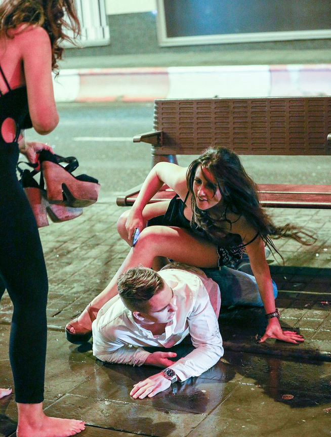 Σοκαριστικές εικόνες κραιπάλης και υπαίθριου σεξ στο Λονδίνο κατά την υποδοχή του νέου έτους [εικόνες] | iefimerida.gr 10