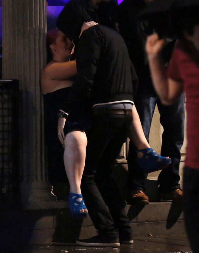 Σοκαριστικές εικόνες κραιπάλης και υπαίθριου σεξ στο Λονδίνο κατά την υποδοχή του νέου έτους [εικόνες] | iefimerida.gr 6