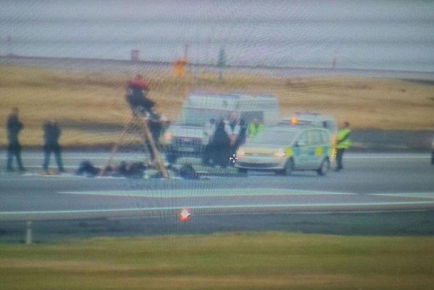 Απίστευτο: Διαδηλωτές κατέλαβαν τον διάδρομο αεροδρομίου του Λονδίνου [εικόνες] | iefimerida.gr 0