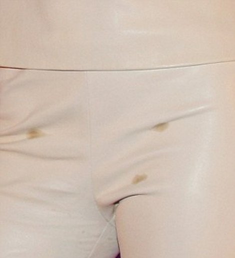 Ποια γνωστή τραγουδίστρια πήγε σε εκδήλωση με λερωμένο παντελόνι [εικόνες] | iefimerida.gr 0