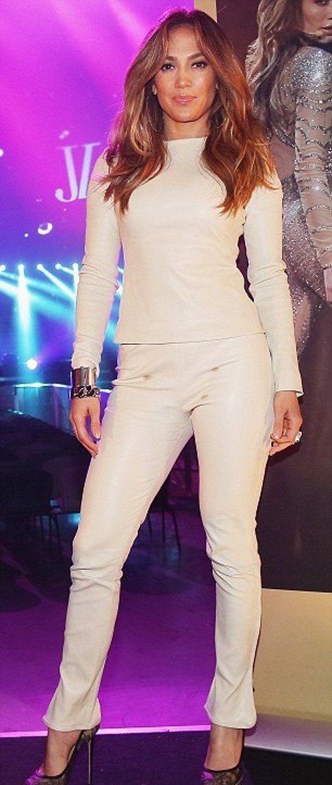 Ποια γνωστή τραγουδίστρια πήγε σε εκδήλωση με λερωμένο παντελόνι [εικόνες] | iefimerida.gr 2