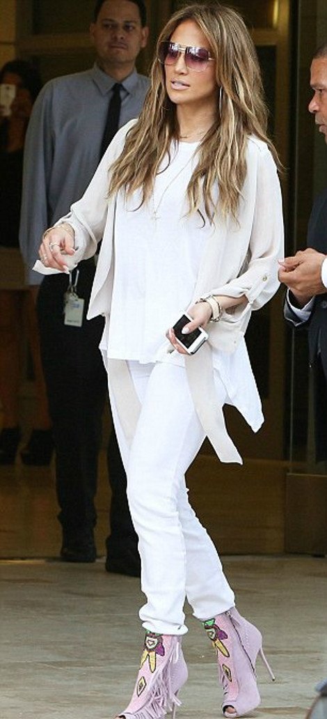 Το απόλυτο κιτς -Τα παπούτσια που φόρεσε η Τζένιφερ Λόπεζ και σόκαραν τους πάντες [εικόνες] | iefimerida.gr 0