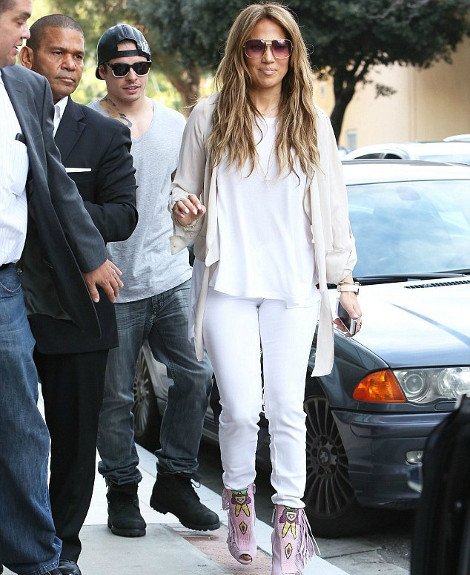 Το απόλυτο κιτς -Τα παπούτσια που φόρεσε η Τζένιφερ Λόπεζ και σόκαραν τους πάντες [εικόνες] | iefimerida.gr 1