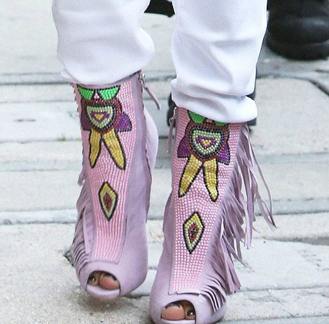 Το απόλυτο κιτς -Τα παπούτσια που φόρεσε η Τζένιφερ Λόπεζ και σόκαραν τους πάντες [εικόνες] | iefimerida.gr 2