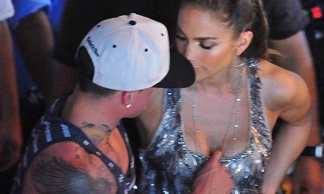 Ποιος έβαλε το χέρι του στο μπούστο της διάσημης τραγουδίστριας; [εικόνες] | iefimerida.gr 0