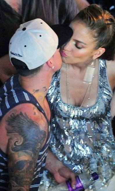 Ποιος έβαλε το χέρι του στο μπούστο της διάσημης τραγουδίστριας; [εικόνες] | iefimerida.gr 1