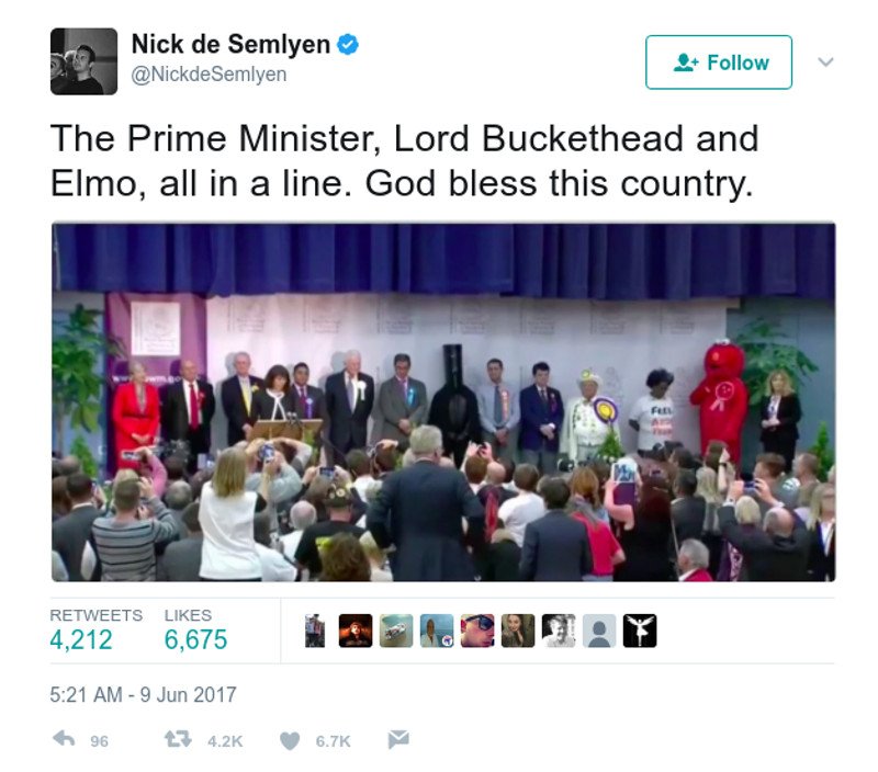 Τι δουλειά έχει η Μέι με έναν... διαγαλαξιακό λόρδο και ένα κόκκινο χνουδωτό καρτούν -Απίστευτες φωτογραφίες [εικόνες] | iefimerida.gr 3