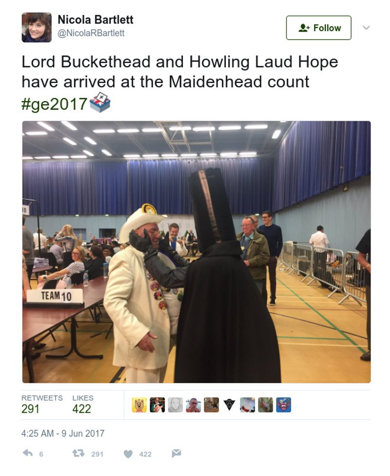 Τι δουλειά έχει η Μέι με έναν... διαγαλαξιακό λόρδο και ένα κόκκινο χνουδωτό καρτούν -Απίστευτες φωτογραφίες [εικόνες] | iefimerida.gr 4