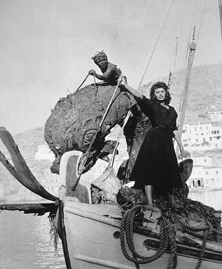 To κολητό, βρεγμένο φόρεμα της Σοφία Λόρεν που ξετρέλανε την Υδρα [εικόνες+βίντεο] | iefimerida.gr 14