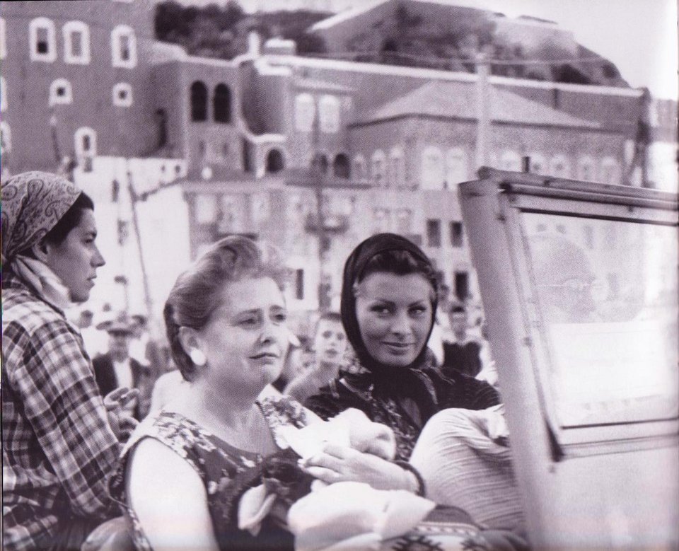 To κολητό, βρεγμένο φόρεμα της Σοφία Λόρεν που ξετρέλανε την Υδρα [εικόνες+βίντεο] | iefimerida.gr 12