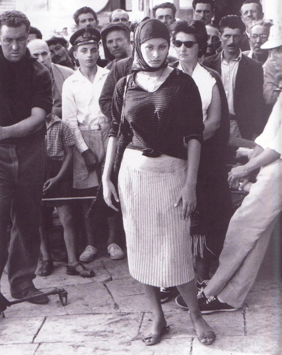 To κολητό, βρεγμένο φόρεμα της Σοφία Λόρεν που ξετρέλανε την Υδρα [εικόνες+βίντεο] | iefimerida.gr 7