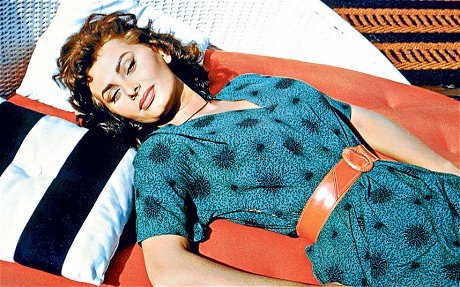 To κολητό, βρεγμένο φόρεμα της Σοφία Λόρεν που ξετρέλανε την Υδρα [εικόνες+βίντεο] | iefimerida.gr 6