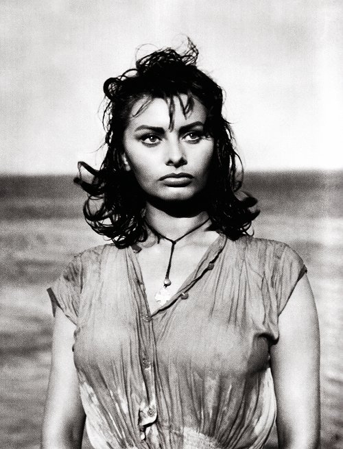 To κολητό, βρεγμένο φόρεμα της Σοφία Λόρεν που ξετρέλανε την Υδρα [εικόνες+βίντεο] | iefimerida.gr 4