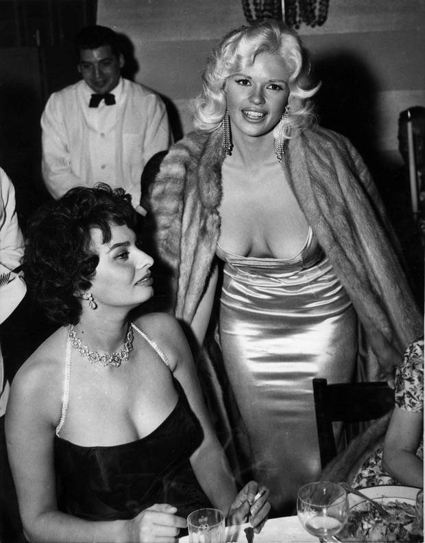 Το απίστευτο βλέμμα της Σοφία Λόρεν στο στήθος της Μάνσφιλντ -Το παρασκήνιο της εμβληματικής φωτό [εικόνες] | iefimerida.gr 3