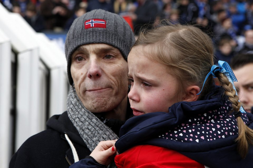 Συγκλόνισε όλο τον κόσμο: Ανέβαλε την ευθανασία του για μια ημέρα και βρέθηκε στο γήπεδο της αγαπημένης του ομάδας [εικόνες & βίντεο] | iefimerida.gr 0