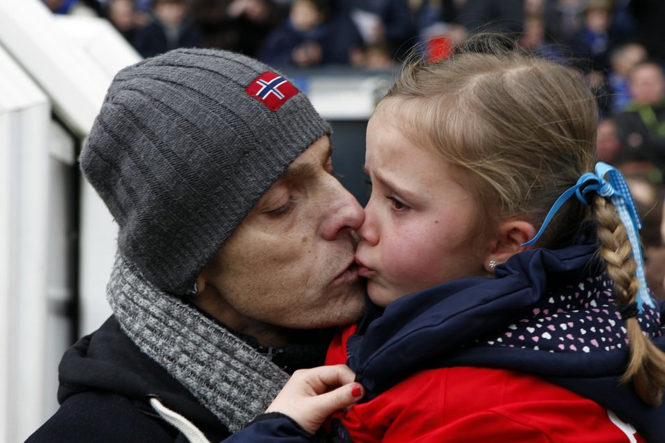 Συγκλόνισε όλο τον κόσμο: Ανέβαλε την ευθανασία του για μια ημέρα και βρέθηκε στο γήπεδο της αγαπημένης του ομάδας [εικόνες & βίντεο] | iefimerida.gr 1