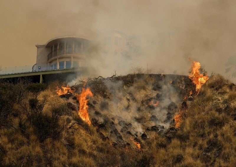 Μεγάλη πυρκαγιά στο Λος Αντζελες -Εκκενώθηκαν τουλάχιστον 500 σπίτια [εικόνες & βίντεο] | iefimerida.gr 1