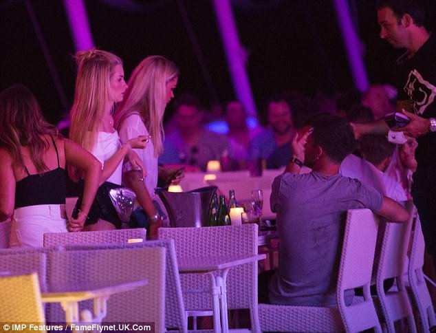 Η αδελφή της Κέιτ Μος «συνελήφθη» να ουρεί δημοσίως, μέσα στη μέση του δρόμου [εικόνες] | iefimerida.gr 1