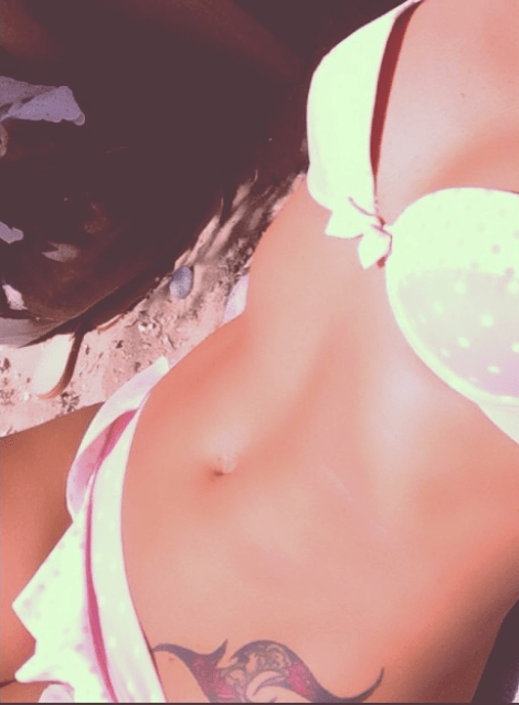 «Εμφραγμα» στο Instagram από τις σέξι selfie της Νίνας Λοτσάρη -Οι φωτογραφίες με το μπλε και το ροζ μπικίνι [εικόνες] | iefimerida.gr 2