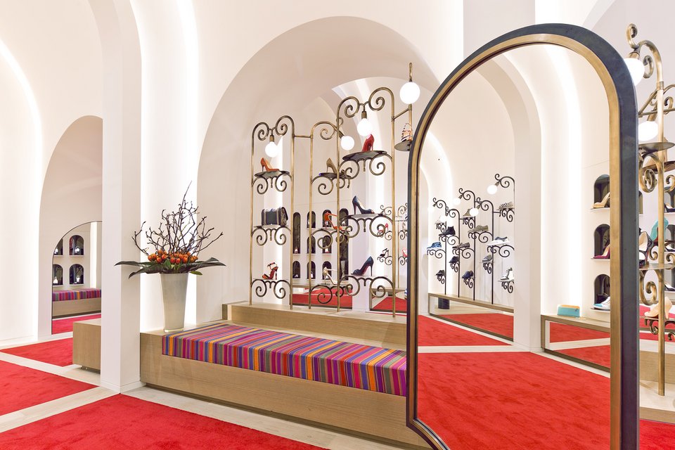 Μπήκα στο απόμερο κατάστημα του Louboutin στις Βρυξέλλες και είδα [εικόνες] | iefimerida.gr 4